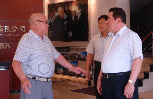 乌鲁木齐市人大副主任马雪峰、市民宗委党组副书记、主任帕尔哈提•沙来陪同慰问。