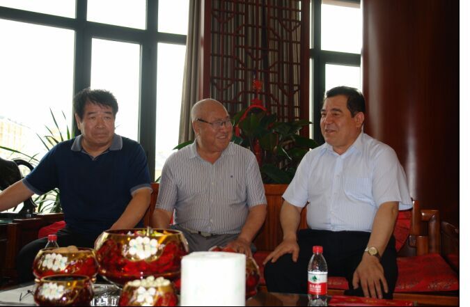 乌鲁木齐市委副书记、市长伊力哈木•沙比尔一行领导来到新疆大湾房产集团公司慰问集团公司董事长李金昌先生。